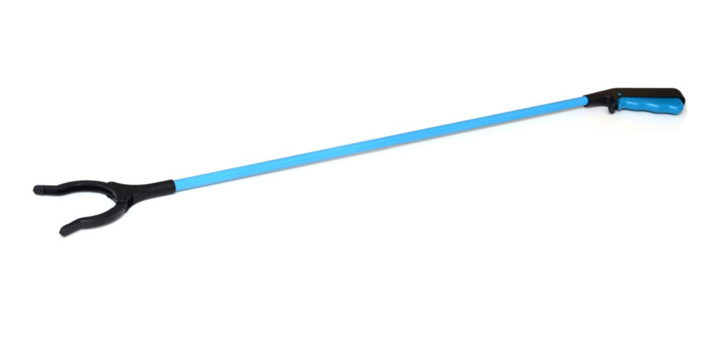 The large grip of the grab stick makes it easier to pick up garbage, weed extractors, or any little item in your garden without bending down. Depending on your demands, it comes in a variety of sizes, handles lengths, and grabber head sizes.
