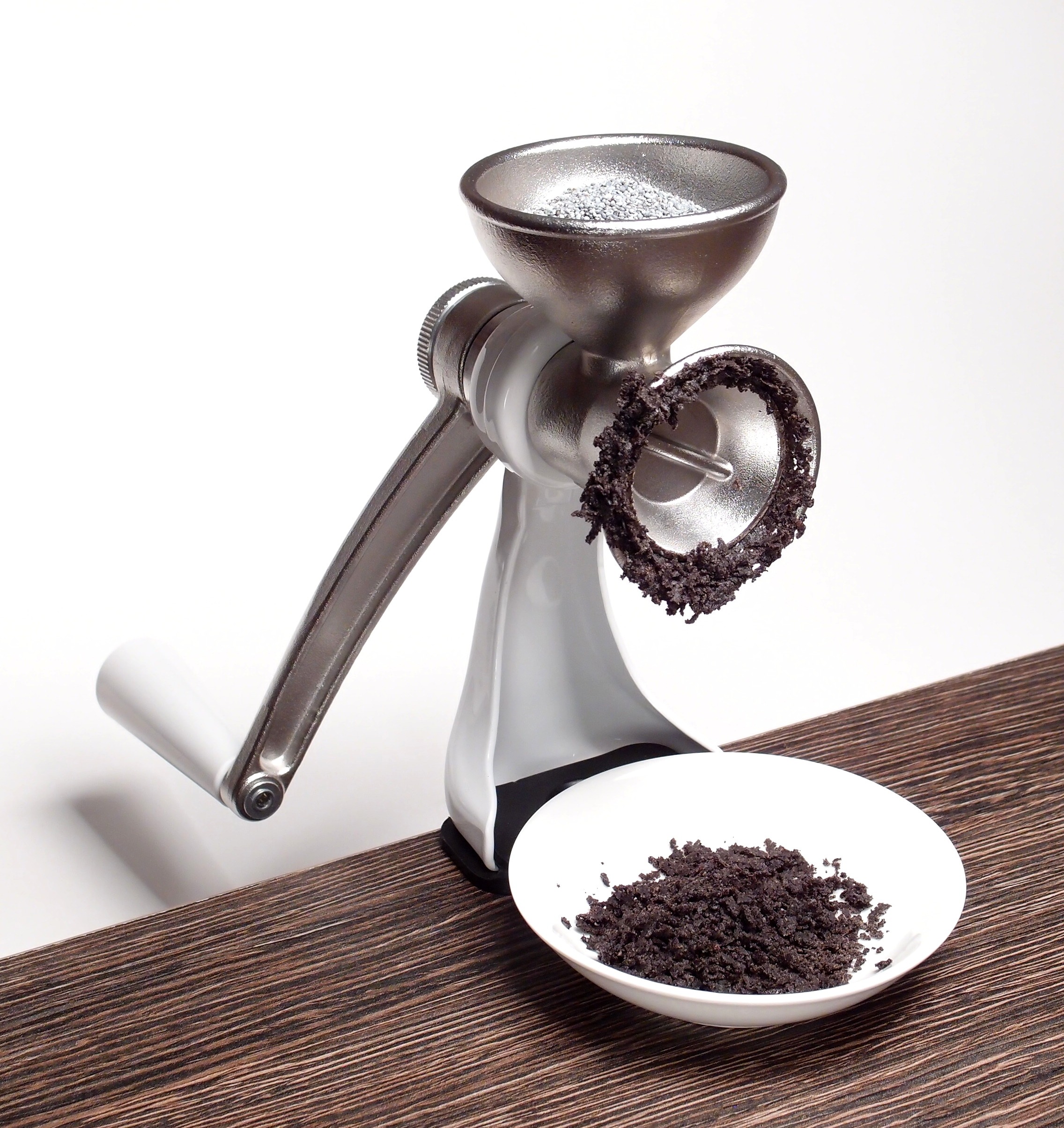 Hand-operated poppy seed grinder