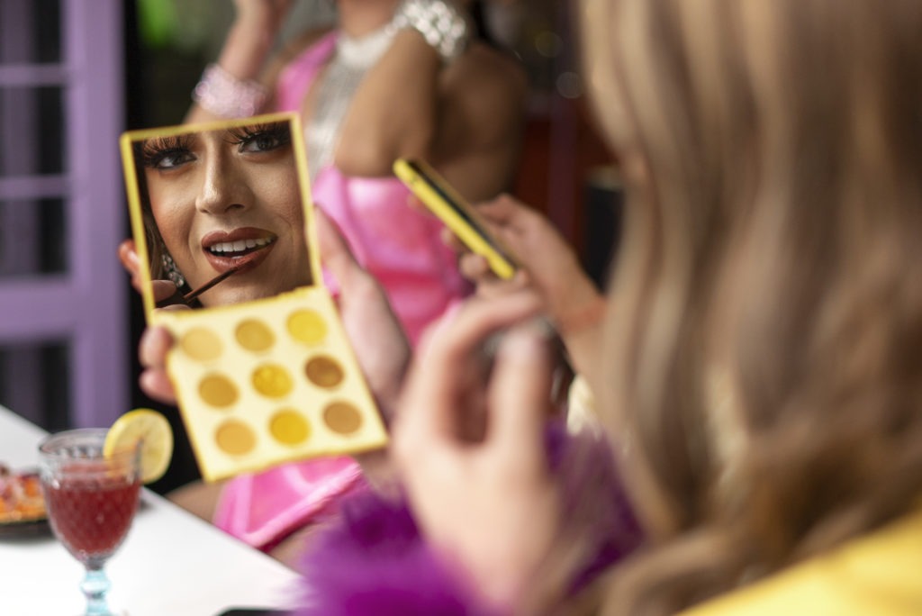 Woman-putting-on-makeup