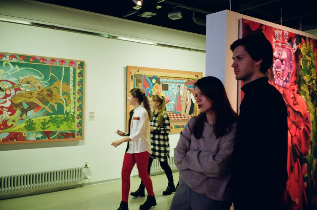 couple in a gallery