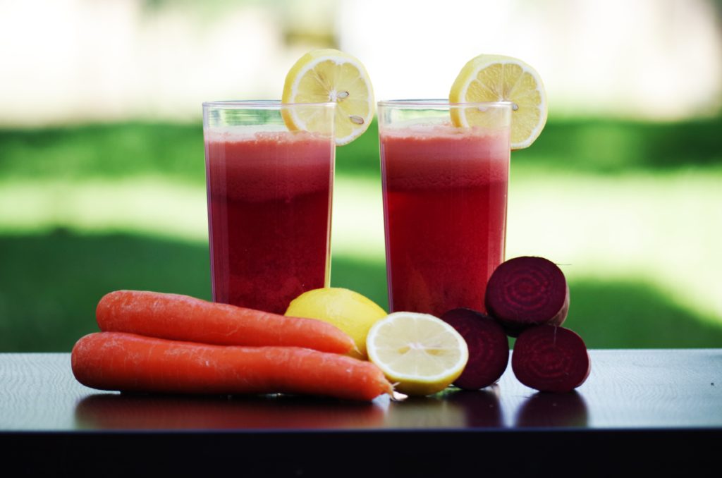 Carrots-and-lemon-beside-two-glasses-of-juice