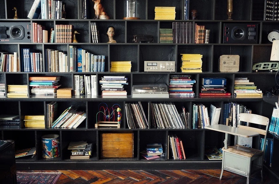 Image-of-a-bookshelf.