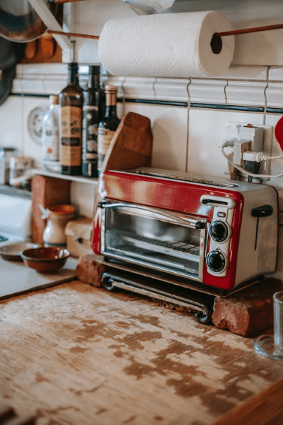 Toaster-oven-on-the-kitchen-counter