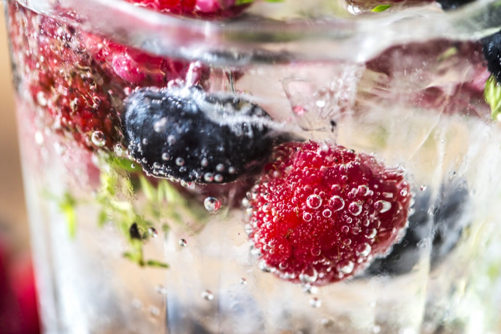  antioxidant-beverage-blueberry-closeup-cold-water-detox