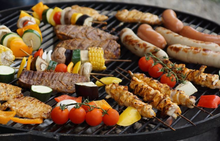 Barbecues in charcoal grill