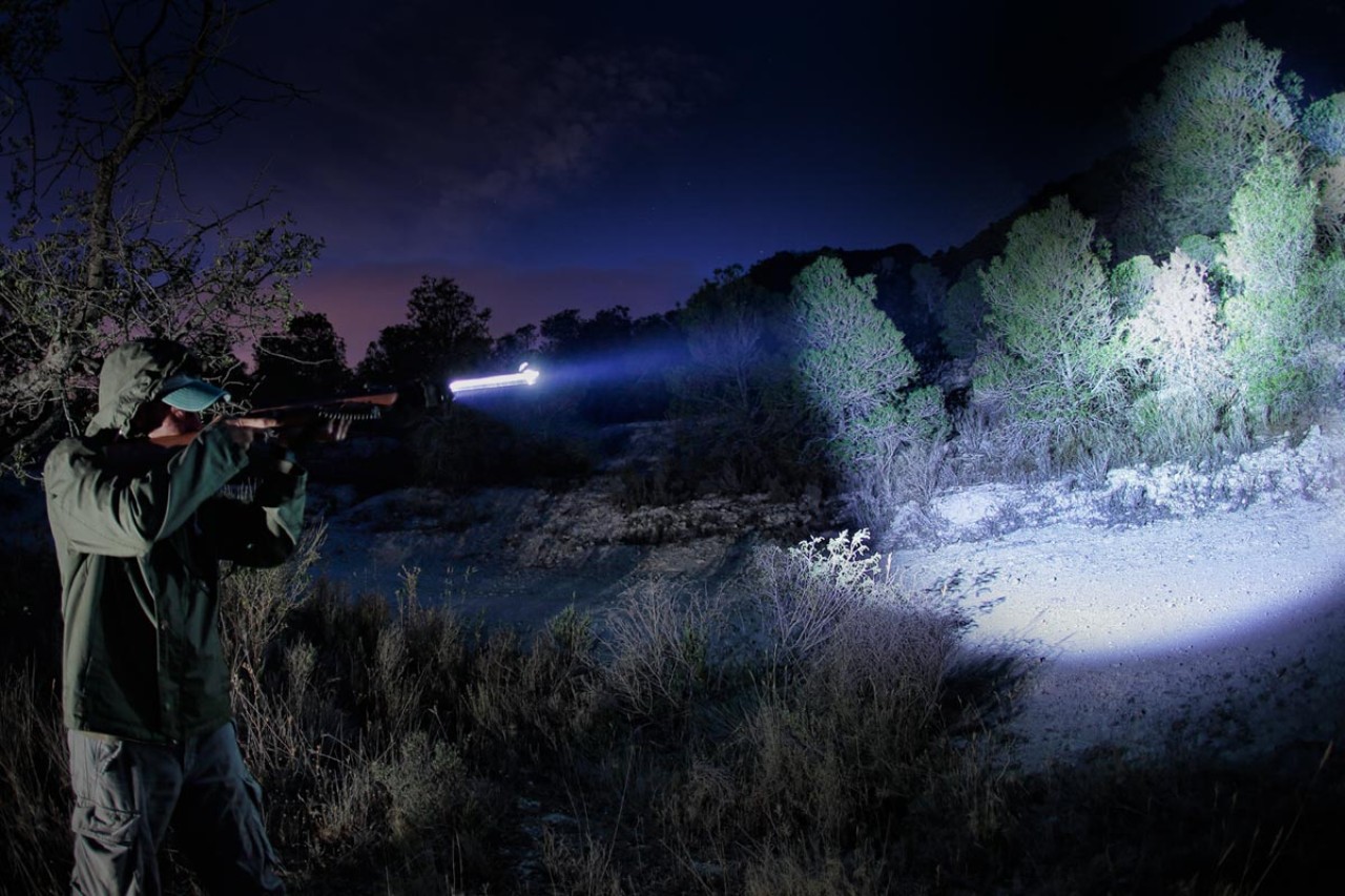 Top-5-LED-Tactical-Flashlights-which-are-Waterproof-and-Water-Resistant-1-1