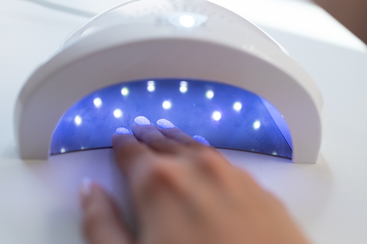 getting drying a gel manicure using UV light