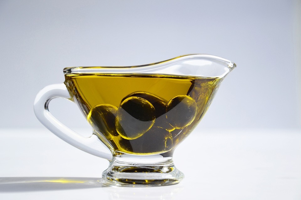 olive-oil-in-a-glass-with-fresh-olives