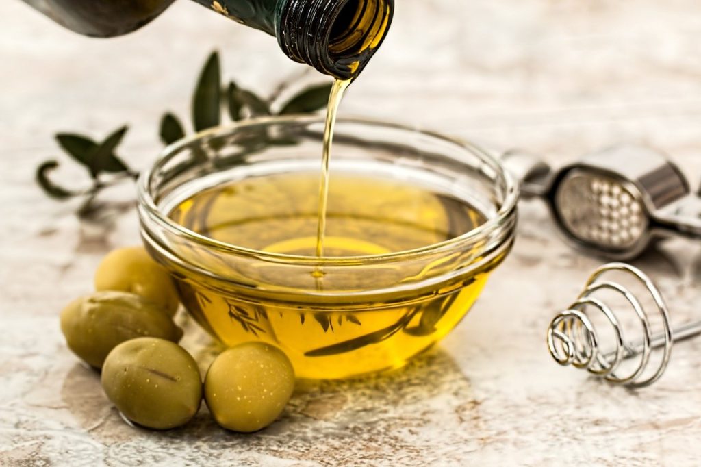 pouring-olive-oil-in-a-bowl-1024x682