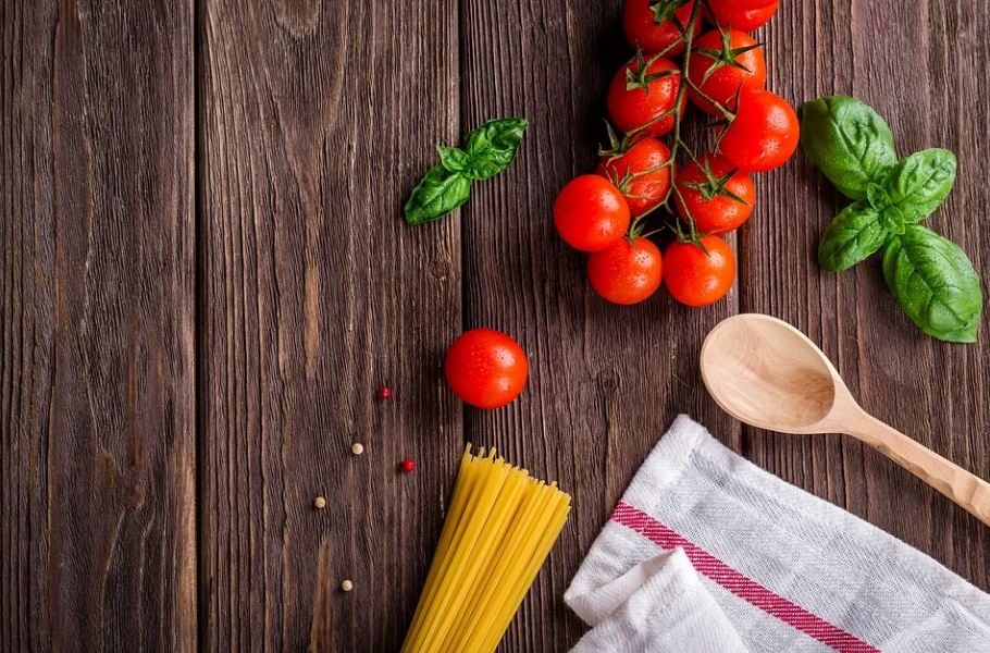 tomatoes-spaghetti-a-spoon-a-piece-of-cloth