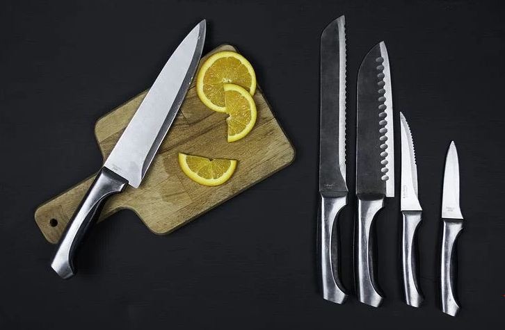 A-set-of-kitchen-knives-with-a-chopping-board
