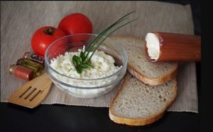 Goat-cheese-dip-with-bread