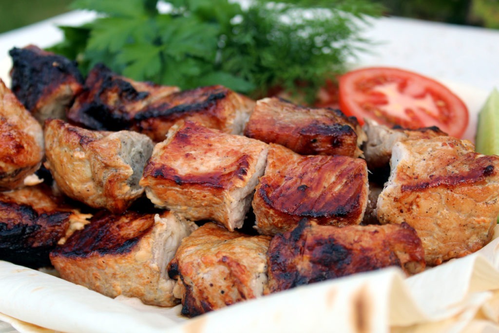 Grilled meat with pieces and vegetables 