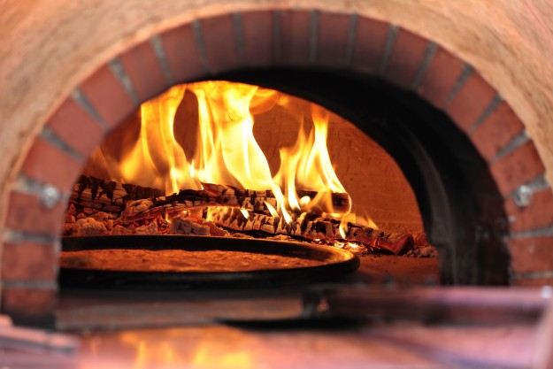 Image-of-pizza-oven-with-fire-in-a-restaurant.