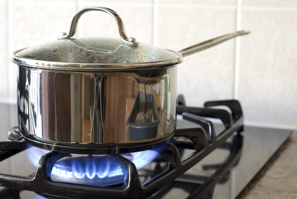 Using stockpot cookware while cooking on a gas stove