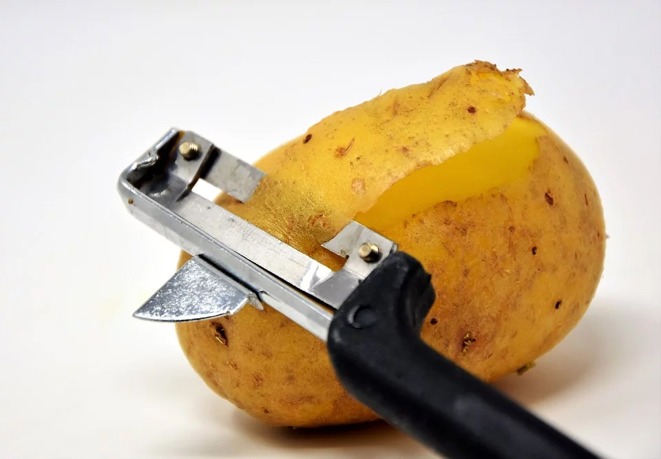 peeling-a-potato-using-a-Lancashire-peeler