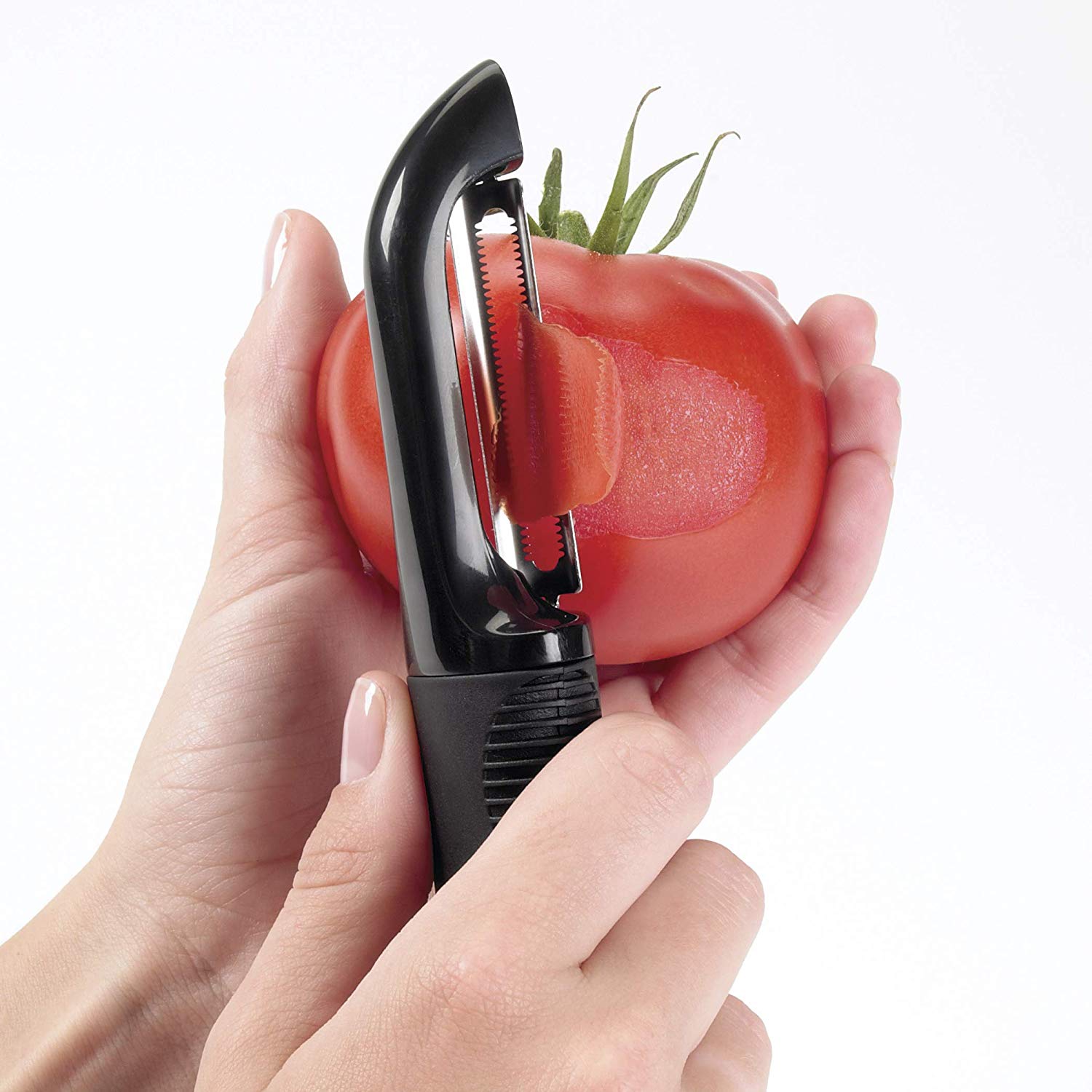 peeling-a-tomato-using-a-serrated-peeler