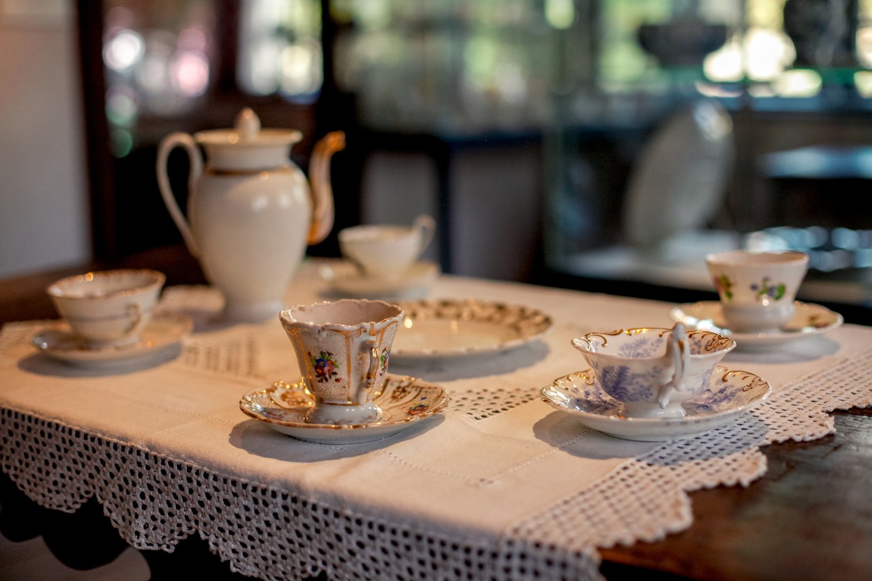 teapot-and-cups-are-placed-at-a-table