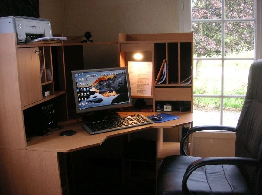 Corner-workspace-table-with-desktop-computer