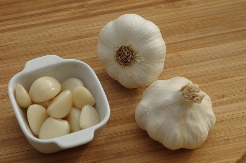 garlic-cloves-in-bowl
