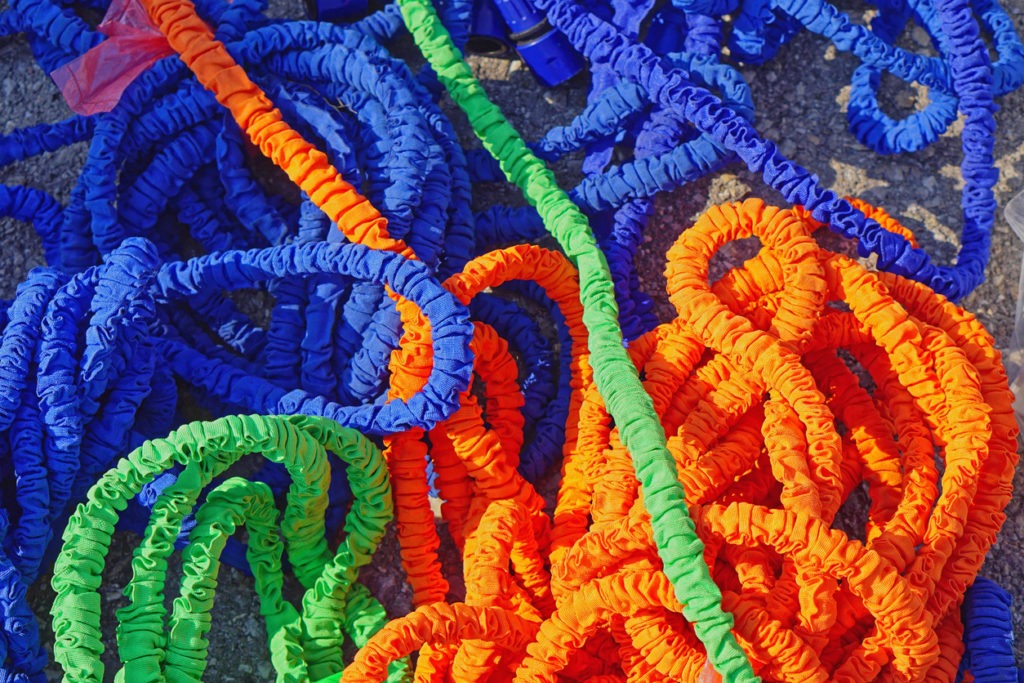 different colors of expandable garden hoses