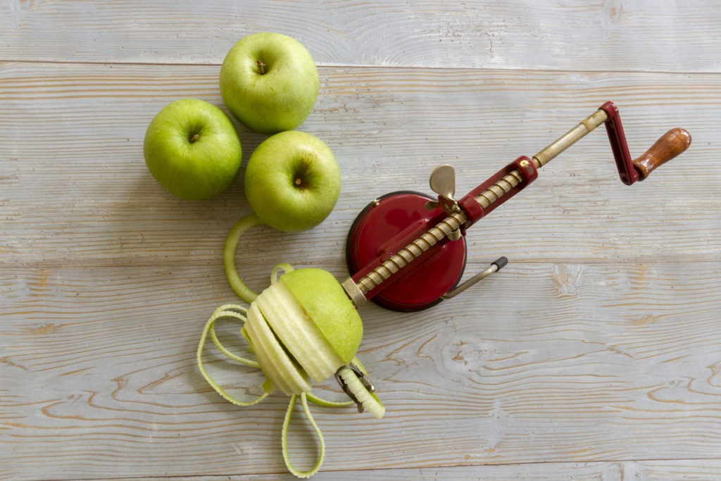 peeling apples using a mechanical peeler