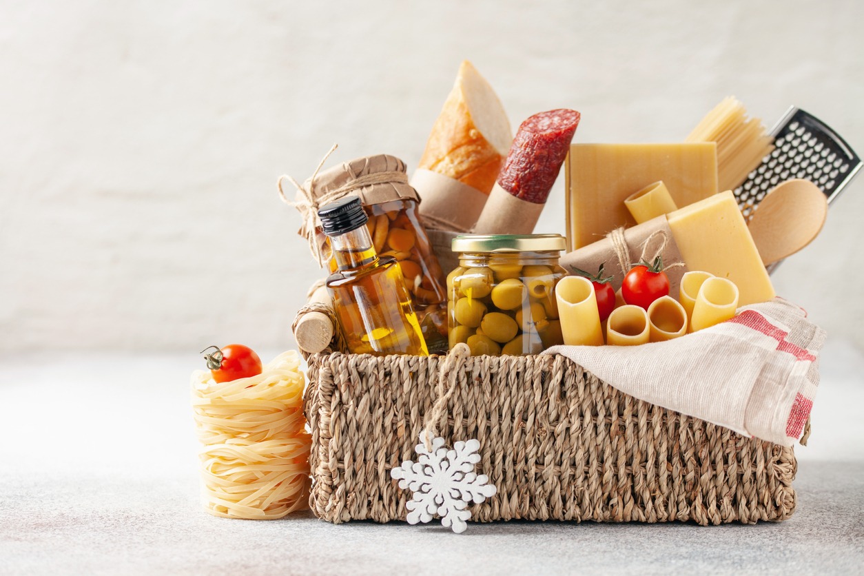 Gift, Basket, Cheese, Packing, Ingredient, Food, Gift Basket, Italian Food, Cucumber, Pasta, Fermenting, Spaghetti, Tomato, Spoon, Olive Oil, Jar, Giving, Cannelloni, Variation, Gift Box, Canned Food