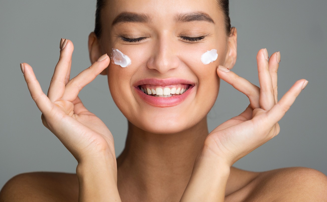 Moisturizer, Human Face, Women, Skin Care, Beauty, Skin, Natural-Beauty-People, Applying, Care, Eye, Facial Mask-Beauty Product, Happiness, Smiling, Human Skin, Hand, Touching, Wellbeing, Freshness, Beauty Treatment, Concepts, Clean, Facial Expression, Healthy Lifestyles, Human Body Part, Human Eye, Lifestyle, Preparation