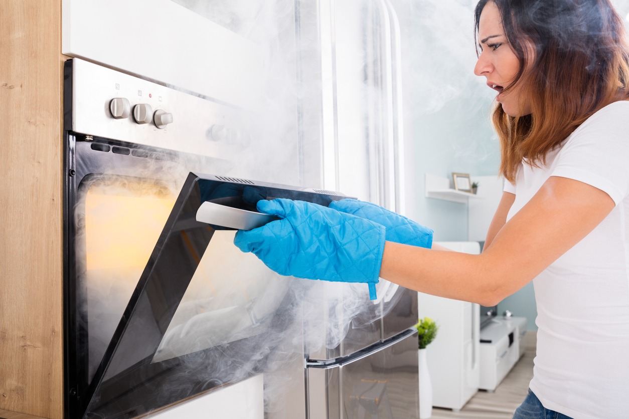 Oven, Kitchen, Food, Soke-Physical Structure, Cooking, Burning, Burnt, Accidents and Disasters, Misfortune, Problems, Appliance, Heat-Temperature, Women, Shock, Failure, Indoors, People, Protective Glove, Examining, Open, Terrified