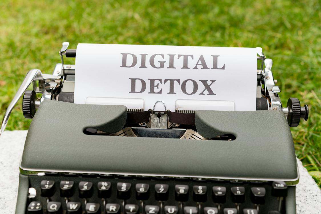 “digital detox” printed out on a typewriter